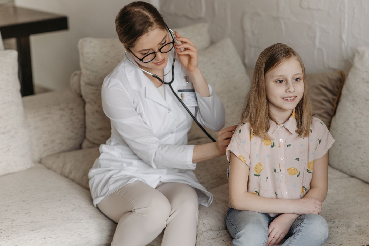 Doctora escuchando el pecho de una niña