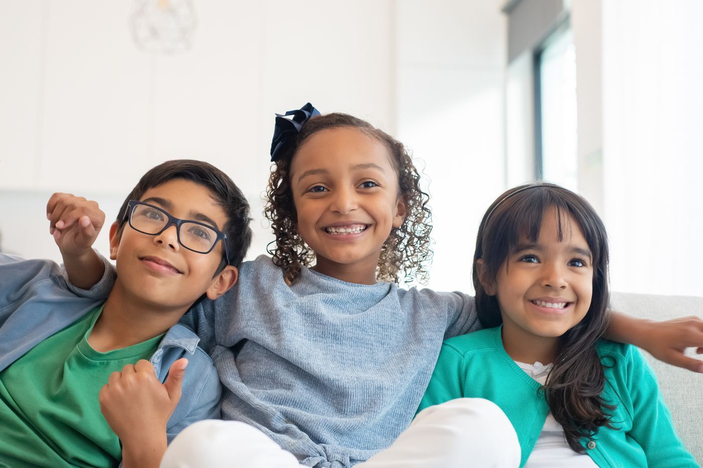 Tres niños sonriendo